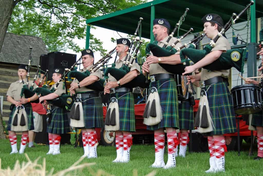 Bagpipes_at_the_Strawberry_Festival_(5798097073)_(2) (1)